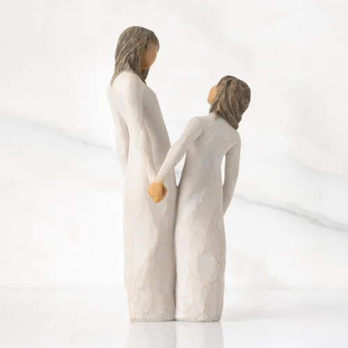 Vista 4 de Willow Tree Time Together, "I Love Our Time Together", Figura de madre e hija con manos juntas, figura esculpida pintada a mano