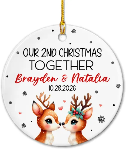Vista 13 de Adorno de cerámica Our First Christmas Together, adorno de Navidad 2025 personalizado con nombre y fecha, renos para colgar en cerámica, regalo