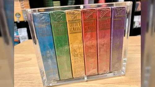 Vista 3 de Murphy's Magic Supplies, Inc. Juego de 6 barajas de Cotta dorada (con estuche y números de sello de pliegue a juego)