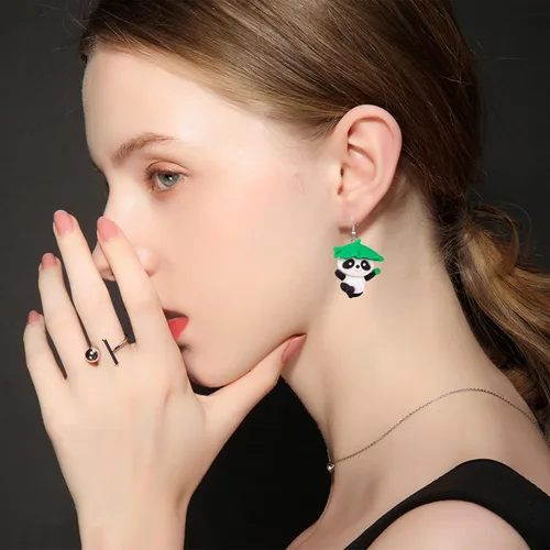 Vista 4 de 2 pares de aretes colgantes de panal con abeja, lindos insectos y pandas, aretes colgantes de resina de mariquita y panda para mujeres y niñas