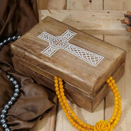 Vista 2 de Ajuny Caja de almacenamiento decorativa de madera tallada a mano para joyas, caja de arte, organizador de almacenamiento con diseño de cruz blanca