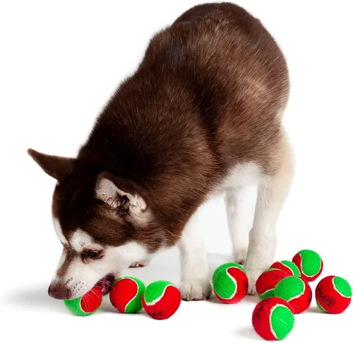 Vista 2 de Midlee Pelotas de tenis de Navidad para perros de 1.5 pulgadas, color rojo y verde, paquete de 12 Regalo de regalo con colores festivos chirriantes