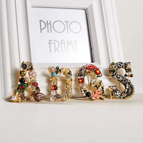 Vista 6 de RINHOO Broche con inicial de perlas, broche de cristal A-Z, 26 letras del alfabeto, broche esmaltado colorido, alfiler, joyería para regalo de mujer