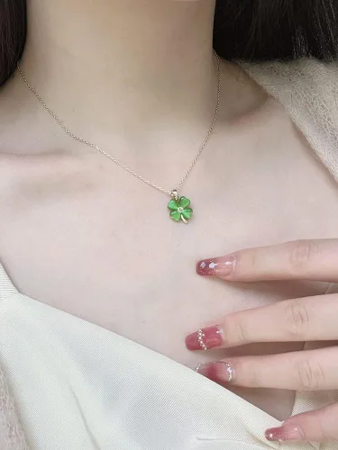 Vista 2 de BUBGDYFO Green Four Leaf Clover Necklace for Women Teen Girls, Lucky Opals Pendant Gold Chain Necklace Jewelry