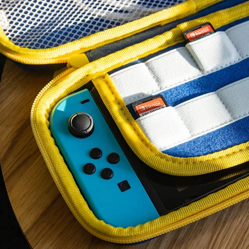 Vista 4 de Numskull Carcasa rígida de viaje para Nintendo Switch y modelo OLED 2021, se adapta a 10 juegos y accesorios