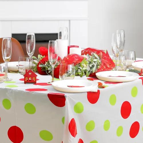 Vista 5 de Hosuly Rollo de mantel de Navidad de 100 pies x 40 pulgadas con lunares rojo y verde, mantel rectangular desechable de plástico para invierno