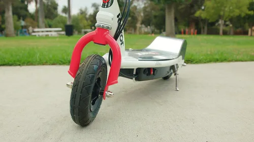 Vista 11 de Patinete eléctrico Razor E200 para adolescentes y adultos - Motor de alto torque de 12 MPH, 40 min de tiempo de conducción, peso máximo de 154