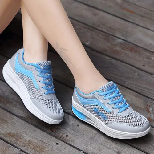 Vista 4 de Lousioa Parejas Hombres Woemen Sneakers Flying Weaving Mesh Slip-On Transpirable Ligero Runing Corde-Up Zapatos de Deportes al aire libre, 5, Azul