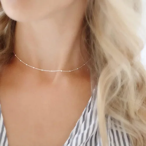 Vista 2 de CAROVO Gargantilla para mujer, delicado collar chapado en oro de 14 quilates, con lentejuelas y puntos brillantes, caja de clip satélite, collares