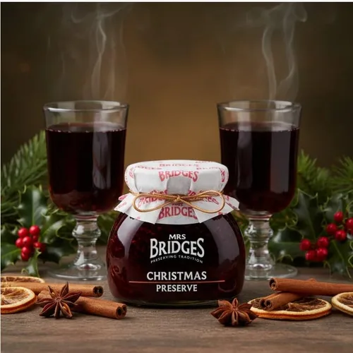 Vista 2 de Mrs. Bridges of Scotland, Juego de 2 frascos, conservas de Navidad gourmet - (Bayas con vino caliente), importadas de Escocia, 8.8 onzas cada uno
