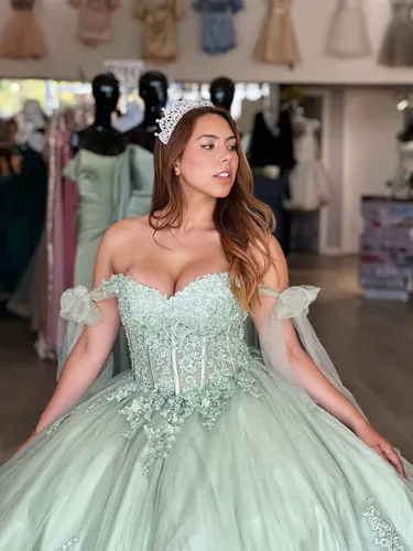 Vista 4 de Zhangyo Dulce 16 vestidos de quinceañera vestido de bola fuera del hombro vestidos de fiesta con tren hinchado tul vestidos de fiesta de encaje
