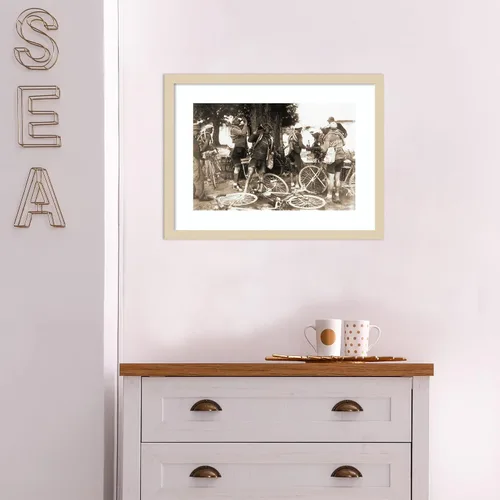 Vista 4 de Amanti Art Drinkers by Presse 'E Sports - Cuadro de pared enmarcado de madera (21 pulgadas de ancho x 16 pulgadas de alto), marco natural Svelte