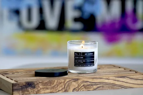 Vista 3 de Lulu Candles After Dark - Teca Caoba Vela Perfumada de Soja de Lujo en Frasco Vertida a Mano en los EE.UU. Altamente Perfumada y Duradera