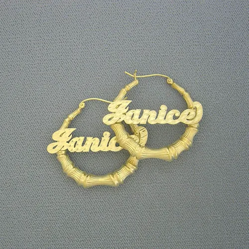 Vista 2 de Aretes de bambú personalizados de oro real de 10 quilates con nombre de escritura personalizada de 1 3/8 pulgadas
