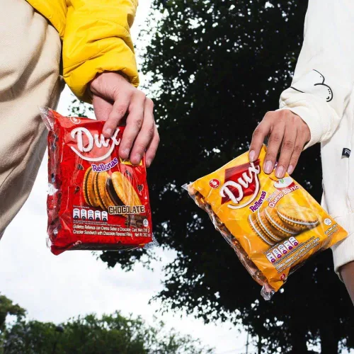 Vista 5 de Dux Sandwich Crackers (paquete de 18) con sabor a crema de queso blanco, Snack Crackers Galletas Dux con sabor a Queso blanco Colombian crakers.