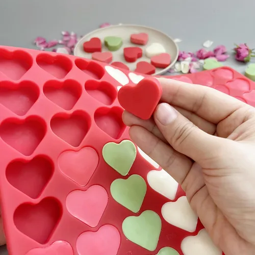 Vista 2 de Moldes de silicona con forma de corazón para gomitas, dulces, chocolate, pequeños moldes caseros con raspador (1 unidad de corazón)