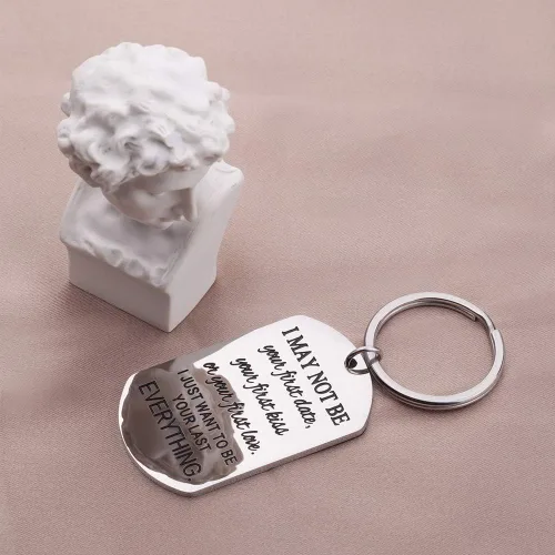 Vista 4 de Llavero de regalo para parejas, con texto en inglés "NovioNovioNoviaNoviaAmor Llavero para Él, Mujeres Hombres ella Cumpleaños de Boda Grabado