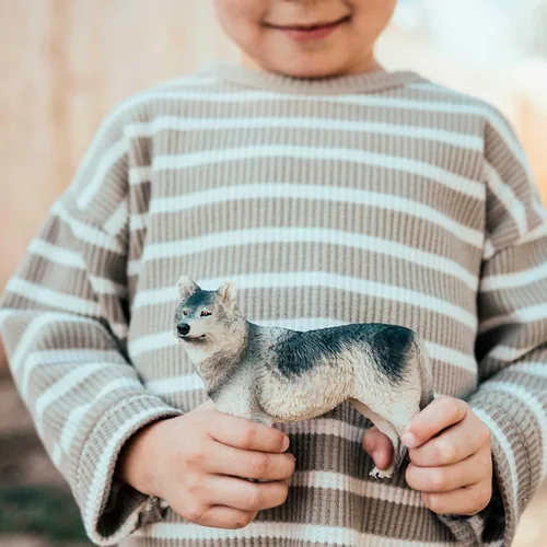 Vista 4 de Safari Ltd. Figura de juguete de lobo gris, figura detallada de plástico de 4.8 pulgadas, divertido juguete educativo para niños, niñas y niños a