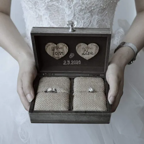 Vista 2 de Y&K Homish Caja de anillos de boda única y de compromiso para matrimonio, caja decorativa Mr and Mrs (marrón rústico)