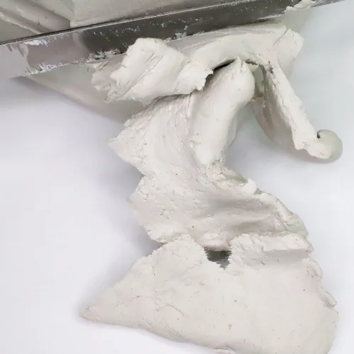 Vista 7 de Mont Marte Arcilla de modelado endurecida al aire blanca, 2 kg (4.4 lb). Tiempo de secado aproximado de 24 horas. Fácil de suavizar y amasar.