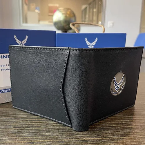 Vista 4 de Rugged Rare Billetera clásica con licencia oficial de la Fuerza Aérea de los Estados Unidos, medallón plegable de cuero auténtico, regalo