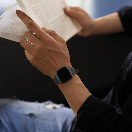 Vista 6 de WFEAGL Correa para Fitbit Versa, correa de cuero de grano superior para reloj inteligente Fitbit Versa Fitness (correa negra + hebilla negra)