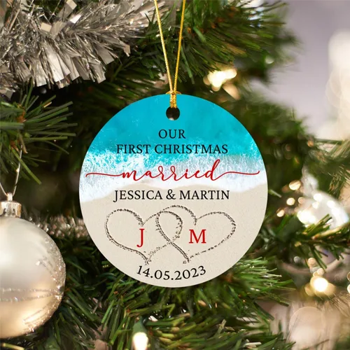 Vista 4 de Adorno de playa casada con el mar y la primera Navidad, regalo personalizado de Navidad para parejas recién nacidas, nombres iniciales