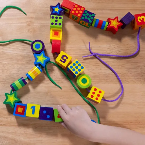 Vista 8 de Cuentas de madera para enlazar Melissa & Doug, actividad educativa con 27 mostacillas y 2 cintas