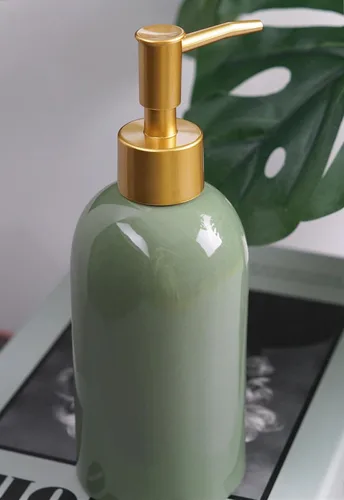 Vista 6 de Paquete de 2 dispensadores de jabón de cerámica verde con bomba dorada, botella dispensadora de loción cilíndrica de diseño moderno, dispensador