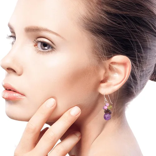 Vista 3 de NOVICA Aretes artesanales hechos a mano de granate y amatista cultivadas con perlas de agua dulce cultivadas colgando de plata de ley 925, peridoto