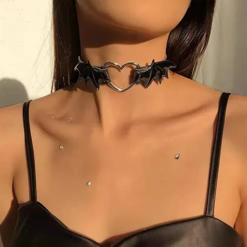 Vista 3 de Ancnoz Gargantilla de murciélago de Halloween, collar gótico de cuero negro, ajustable, con alas de murciélago y corazón, collar gótico