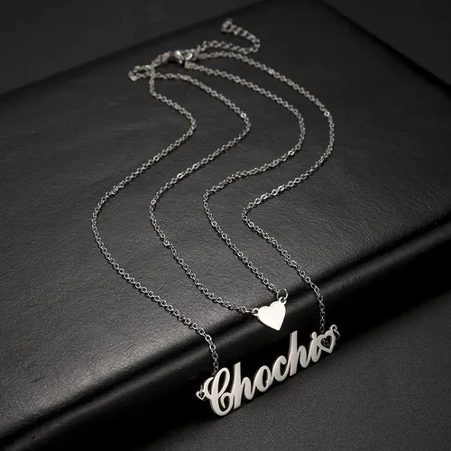 Vista 2 de Gargantilla MeMoShe con nombre personalizable, superpuesta, con corazón, chapada en oro de 18K con colgante de nombre
