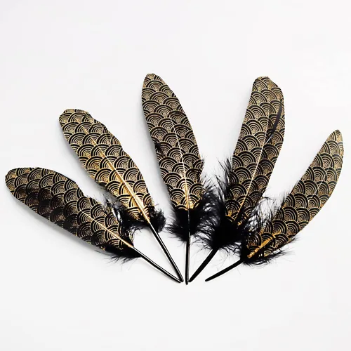 Vista 2 de 30 plumas de ganso negro bañadas en oro de 6 a 9 pulgadas, plumas de nube con patrón dorado para manualidades de Halloween, manualidades, fiestas