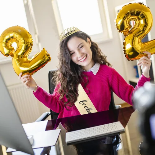 Vista 3 de CIEHER Juego de celebración de cumpleaños dorado - Faja, tiara y decoraciones para cumpleaños número 22 Cumpleaños número 22 dorado