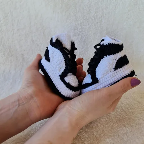 Vista 3 de Tenis de ganchillo orgánicos hechos a mano, botines Jordan suaves para recién nacidos con suela antideslizante, regalo personalizado para baby