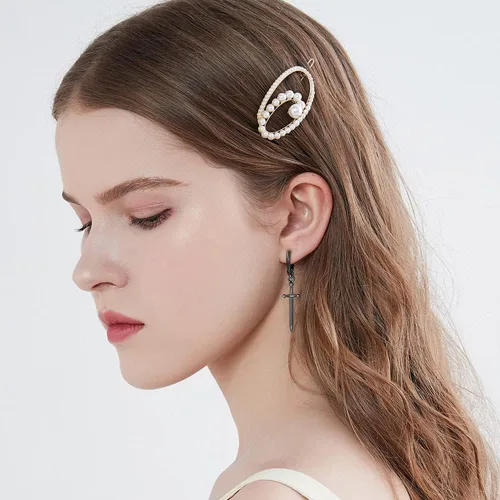 Vista 4 de Pendientes de aro minimalistas con espada de daga para hombres, mujeres, niños y niñas, dijes de acero inoxidable 316L, aros de abrazo, cartílago