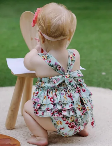 Vista 3 de Mameluco de verano con diseño floral y volantes para niña bebé, con diadema