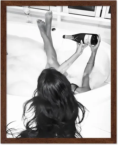 Vista 54 de Monem Art - Póster de mujer en la bañera, estampado de champán vertido, arte con alcohol, arte funky, arte en blanco y negro, arte fotográfico