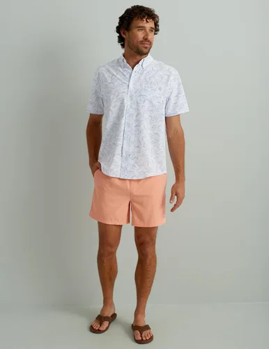 Vista 5 de HUK Camisa Kc Scott estampada Kona, camisa de rendimiento con botones de manga larga para hombre Fish Chaos - Blanco