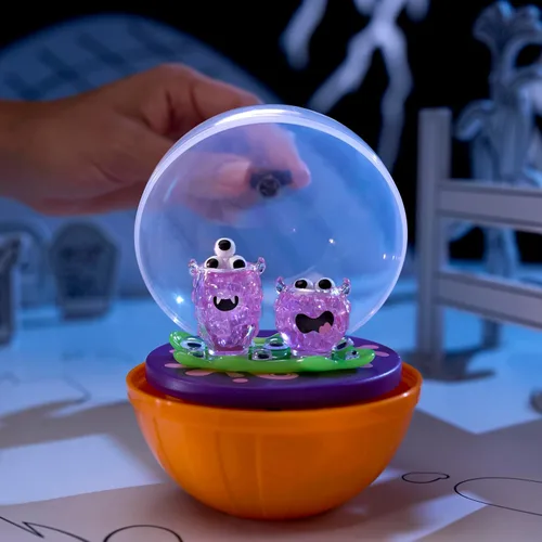 Vista 4 de MGA's Miniverse Make It Mini Halloween, Beetlejuice, mini coleccionables, embalaje misterioso a ciegas, espeluznante, Halloween, temporada