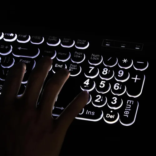 Vista 5 de MCSaite - Teclado USB retroiluminado con cable, 104 teclas, tamaño completo estándar con LED blanco, teclado de impresión de letras grandes