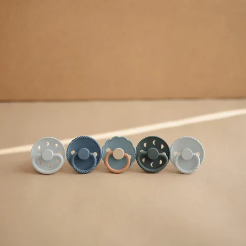 Vista 4 de FRIGG Moon SilkySoft - Chupete de silicona para bebé, fabricado en Dinamarca, sin BPA (azul polvo/pizarra, 6-18 meses)