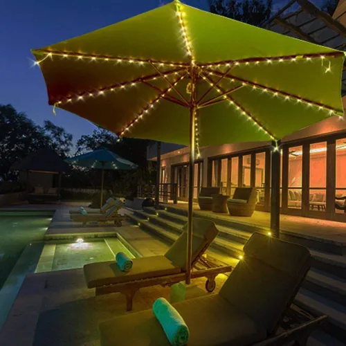 Vista 2 de Luces para sombrilla de patio, 8 modos de iluminación, 104 luces LED con control remoto, funciona con pilas, impermeable, decoración al aire libre