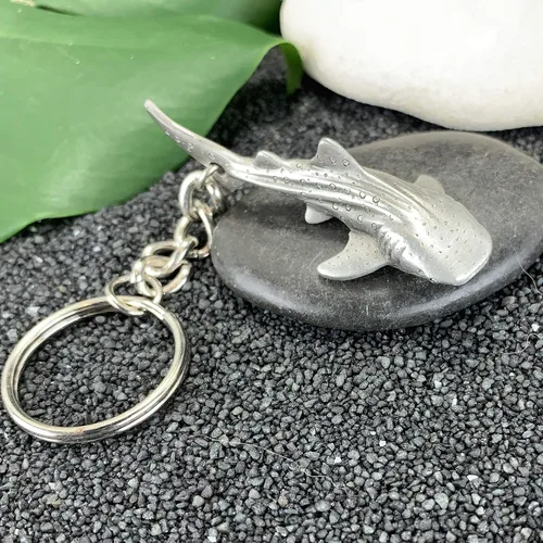 Vista 4 de Llavero de tiburón ballena para hombres y mujeres, llavero de tiburón ballena, regalos para amantes de los tiburones, llavero de peltre realista