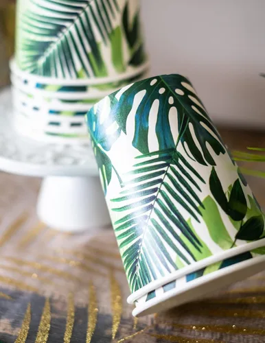 Vista 3 de Talking Tables 8 tazas de papel de hoja de palma tropical para fiesta, perfectas para barbacoas de verano, Luau hawaiano, cumpleaños de la selva