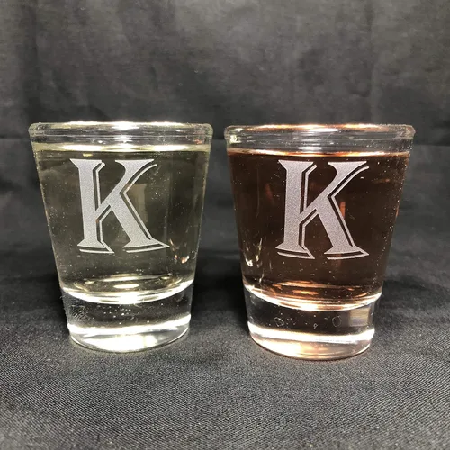Vista 10 de Juego de 2 vasos de chupito con letras de monograma de 1.5 oz (B)