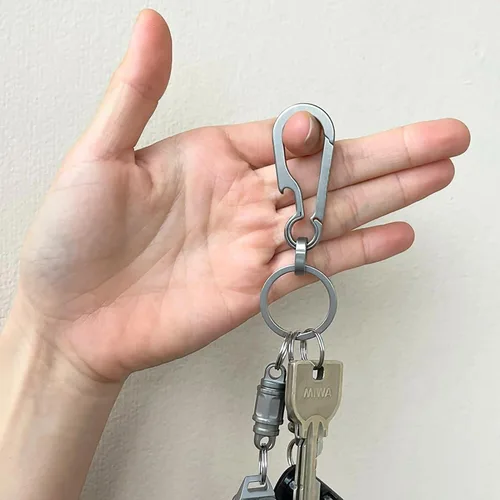 Vista 6 de JVCOM Llavero y llavero de mosquetón de titanio, clip minimalista de titanio con ganchos de liberación rápida para EDC para hombres y mujeres.