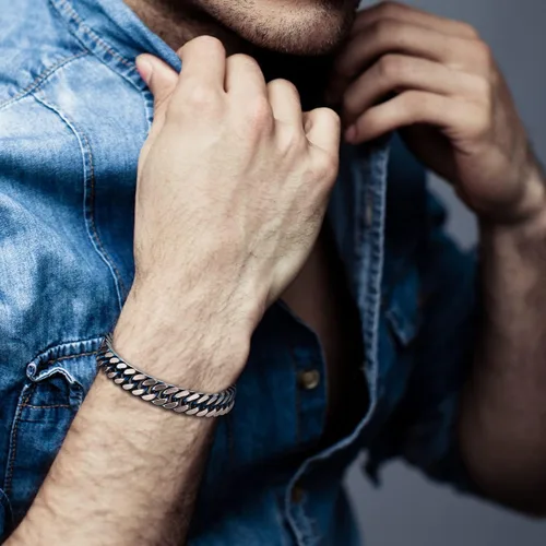 Vista 2 de COOLSTEELANDBEYOND Pulsera de acero inoxidable de dos tonos para hombre, acabado satinado