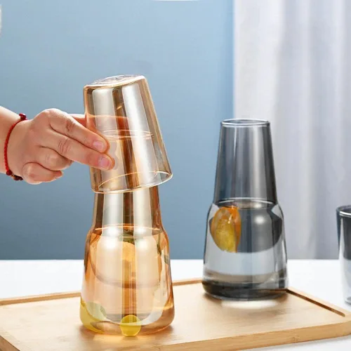 Vista 4 de Sizikato Jarra de agua de vidrio de borosilicato ámbar de 26 onzas con vaso de cristal.