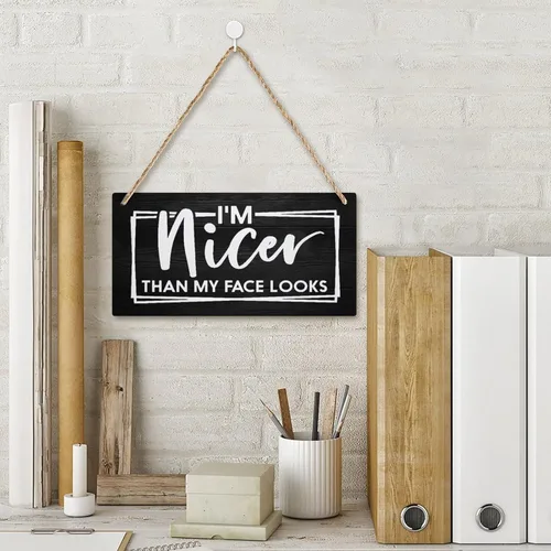 Vista 2 de Cartel de madera divertido estilo granja con texto en inglés "I'M Nicer Than My Face Looks Im Nicer Than My Home" para colgar en la pared, porche